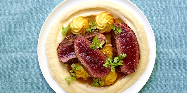 Filet de biche, sauce aux groseilles rouges